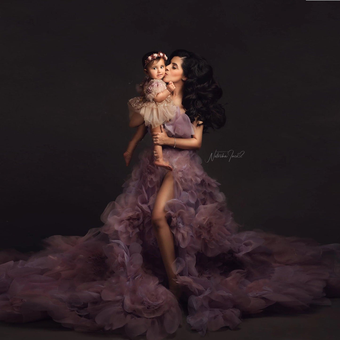 Elegant Ruffled Maternity Gown with High Split - Tulle Photography Dress with Puffy Train for Photoshoots