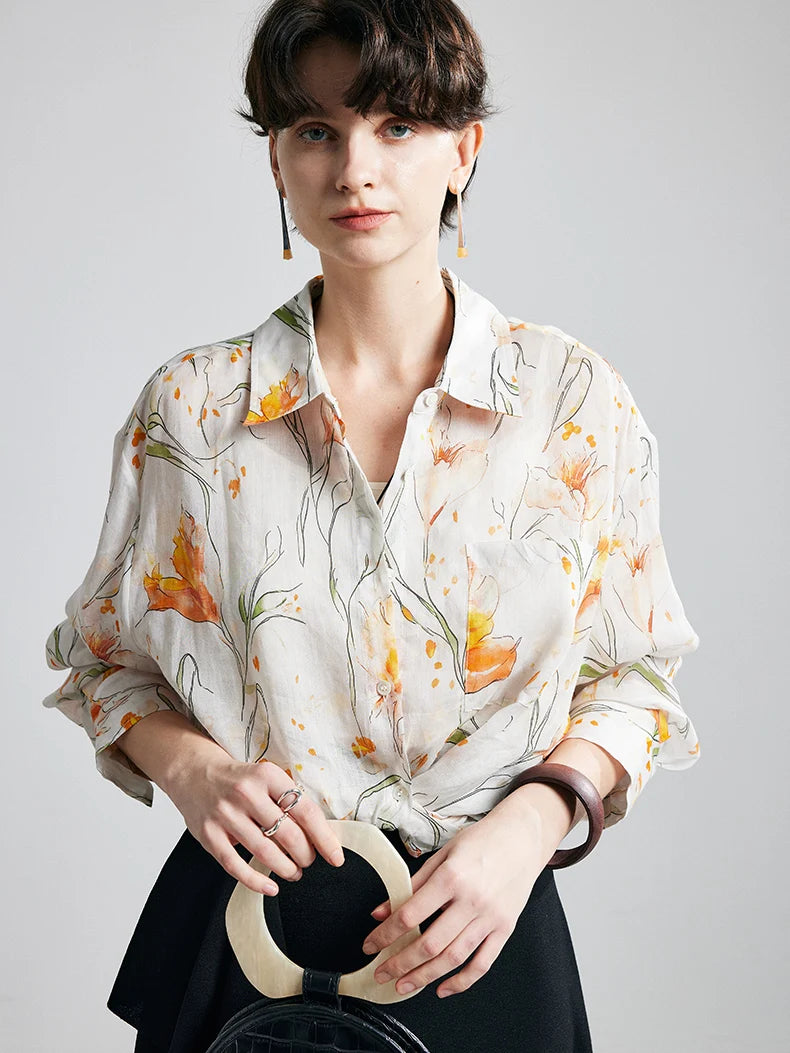 Chic women's floral print shirt made of 100% ramie, featuring a turn-down collar, chest pocket, and loose fit. Lightweight and ideal for spring/summer 2025.