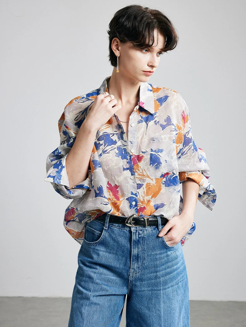 Chic women's floral print shirt made of 100% ramie, featuring a turn-down collar, chest pocket, and loose fit. Lightweight and ideal for spring/summer 2025.