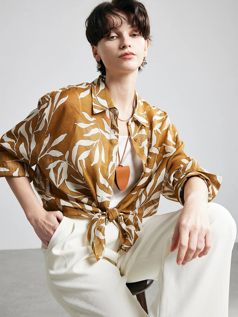 Chic women's floral print shirt made of 100% ramie, featuring a turn-down collar, chest pocket, and loose fit. Lightweight and ideal for spring/summer 2025.