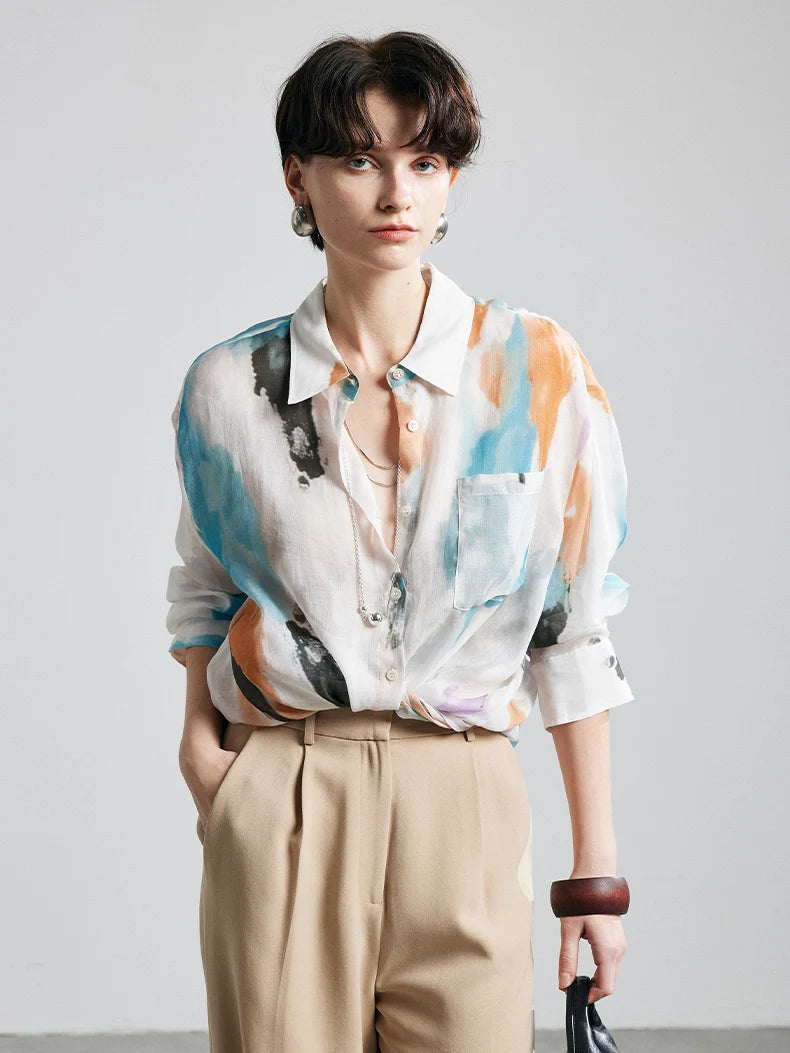 Chic women's floral print shirt made of 100% ramie, featuring a turn-down collar, chest pocket, and loose fit. Lightweight and ideal for spring/summer 2025.