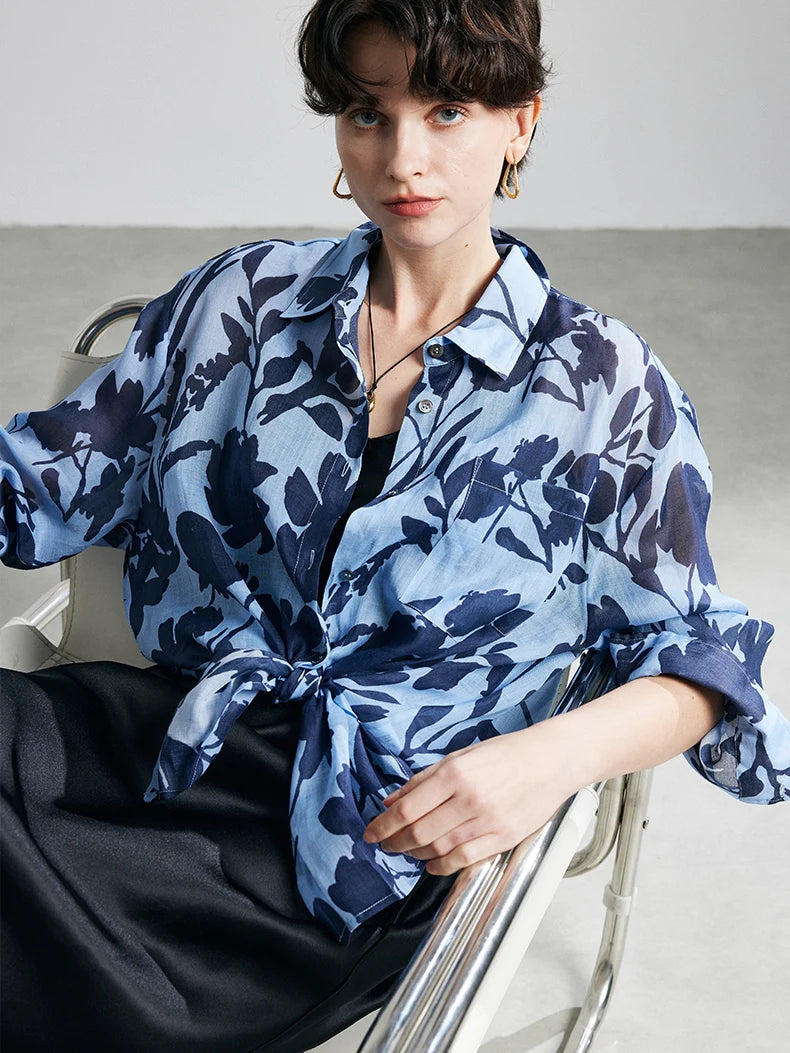 Chic women's floral print shirt made of 100% ramie, featuring a turn-down collar, chest pocket, and loose fit. Lightweight and ideal for spring/summer 2025.