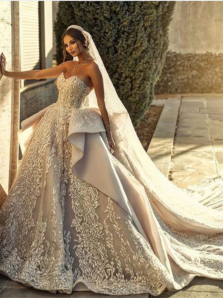 2025 Elegant Sleeveless Ball Gown Wedding Dress Sweetheart Neckline, Beading & Crystal Details, Long Train, Robe de Mariée