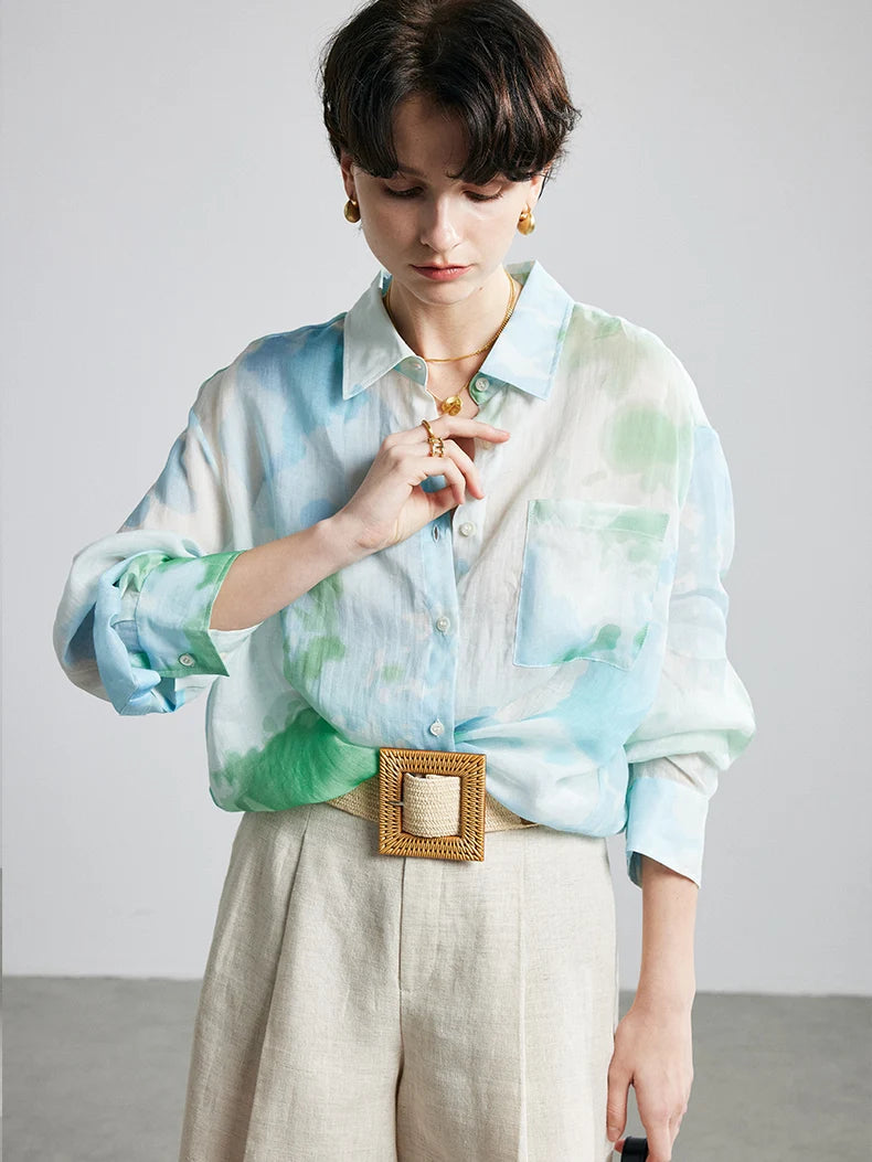 Chic women's floral print shirt made of 100% ramie, featuring a turn-down collar, chest pocket, and loose fit. Lightweight and ideal for spring/summer 2025.