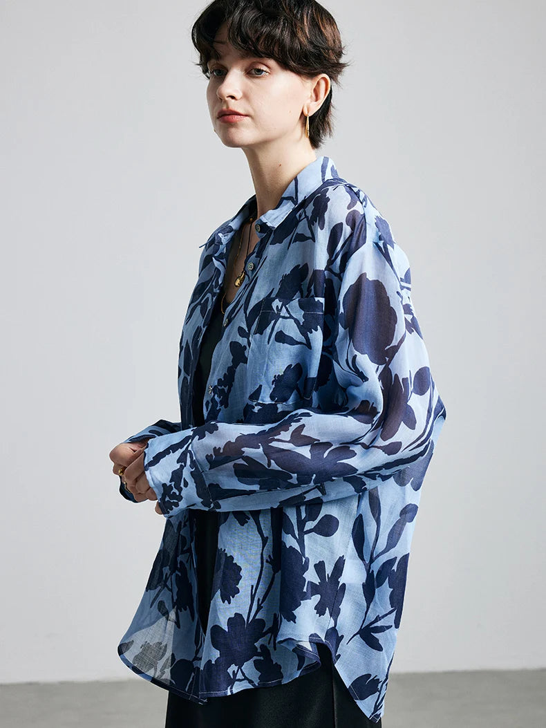 Chic women's floral print shirt made of 100% ramie, featuring a turn-down collar, chest pocket, and loose fit. Lightweight and ideal for spring/summer 2025.