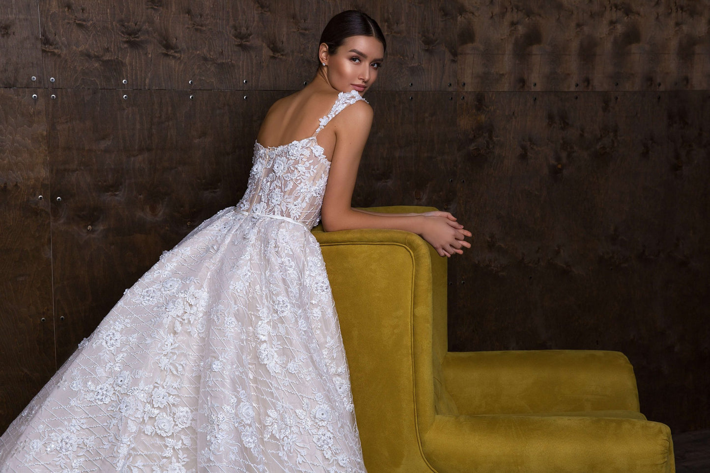 Sleeveless 3D Lace Ball Gown Wedding Dress Boat Neck with Spaghetti Straps