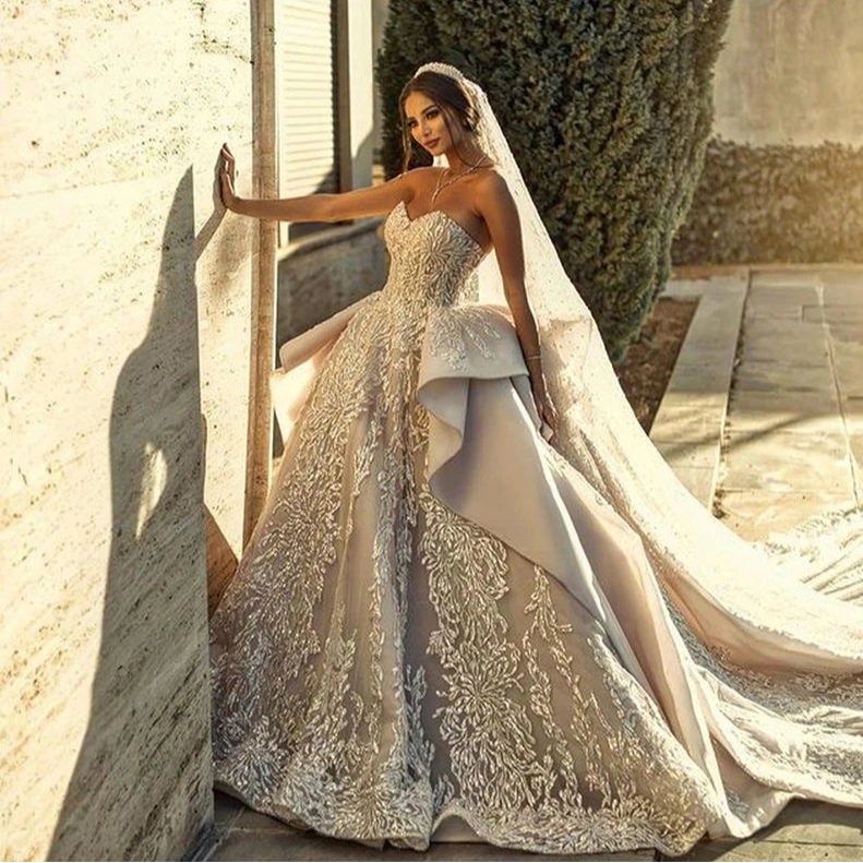 2025 Elegant Sleeveless Ball Gown Wedding Dress – Sweetheart Neckline, Beading & Crystal Details, Long Train, Robe de Mariée