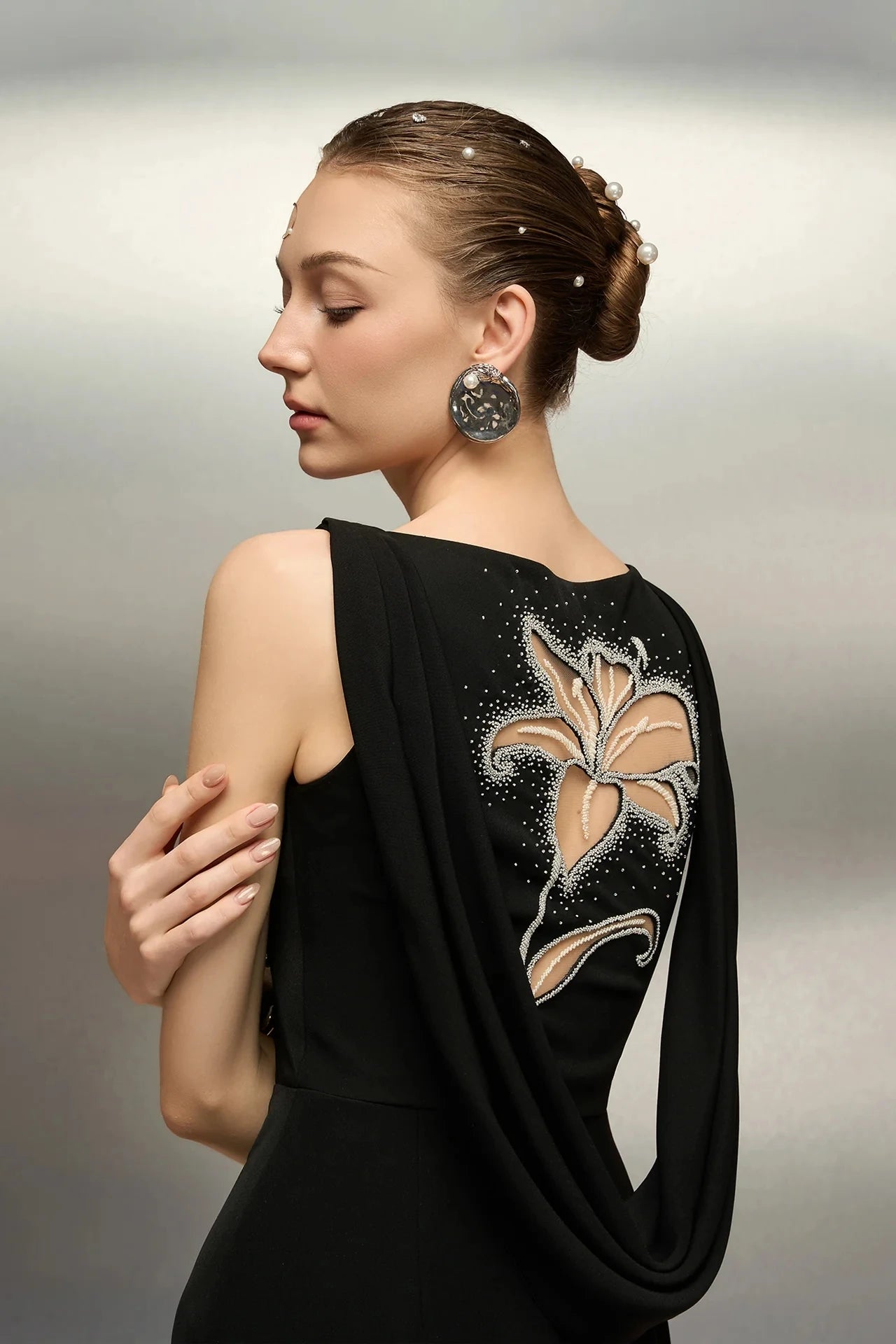 Elegant Black Boat Neck Sleeveless Evening Gown â€“ Custom Floor-Length Cut-Out Flower Party Dress