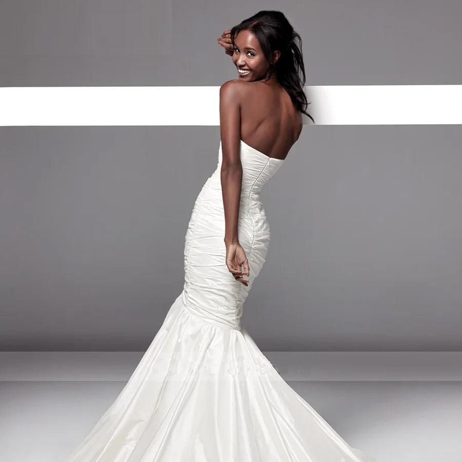 Vintage Bridal Gown: Elegant Satin Mermaid Wedding Dress with Ruched Strapless Sleeveless Design - Timeless Vestido De Novia